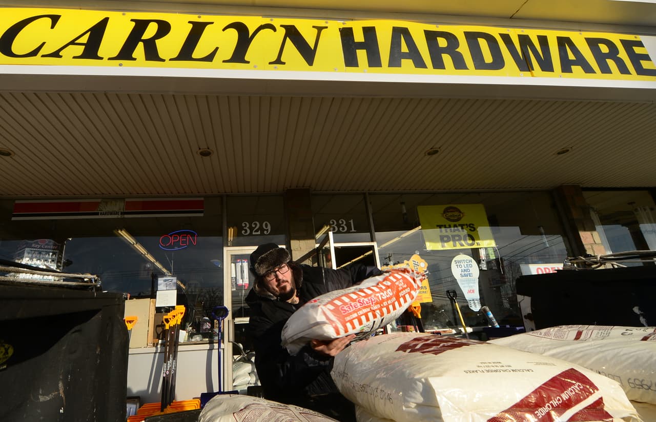 Robert Bergeron, quien trabaja para Sophie Camie Associates, busca suminisros en Carlyn hardware para enfrentar la tormenta de nieve que se acerca.