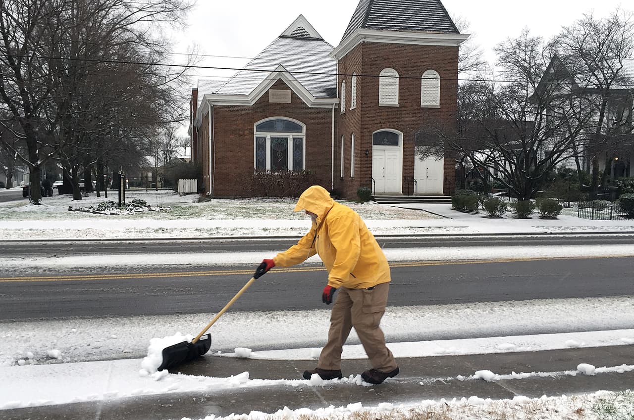 Jim Maxwll quita nieve de la acera en Franklin, Tennessee.