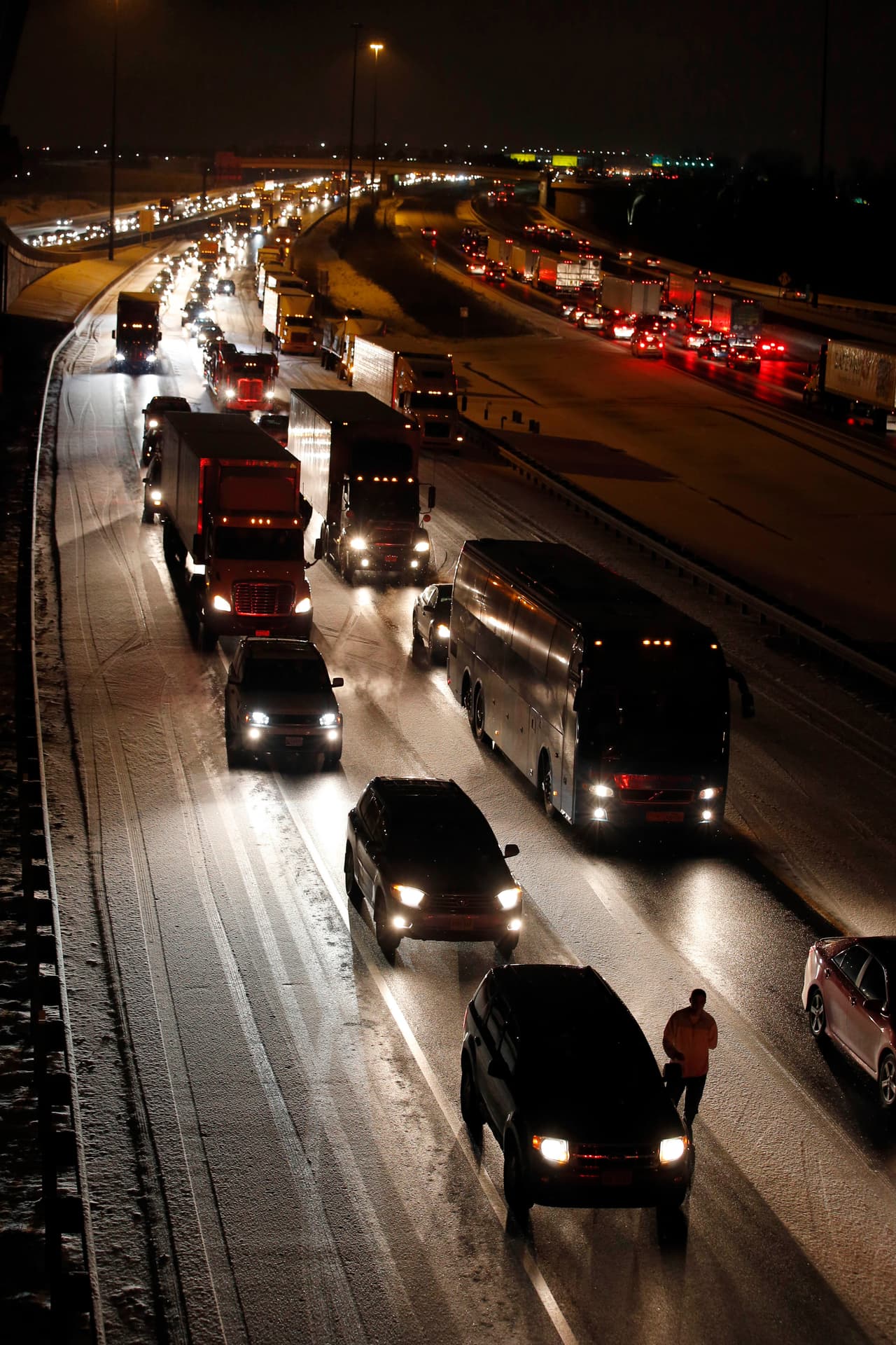 El tráfico en Capital Beltway después de la nieve que cayó el miércoles en Washington.