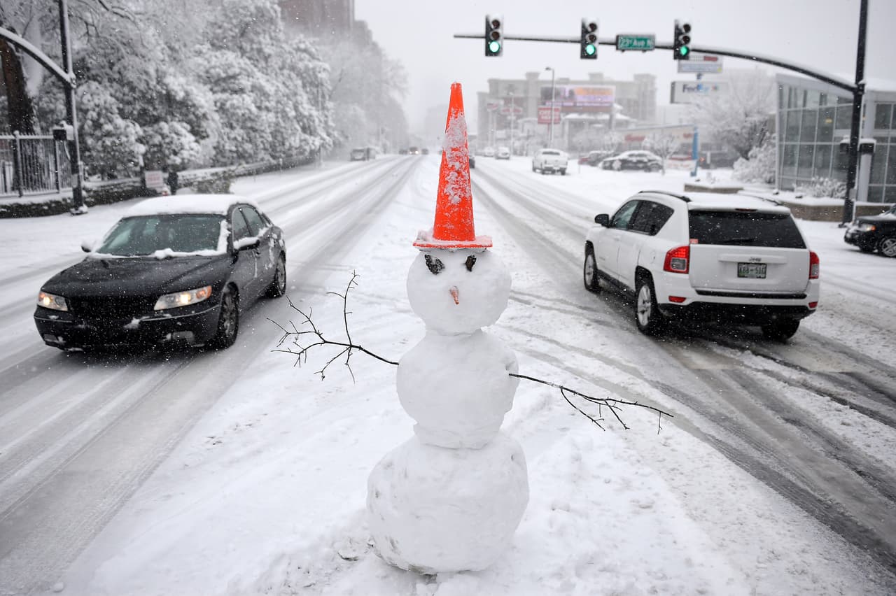 Un muñeco de nieve se encuentra en el medio de una calle en Nashville, Tenn.
