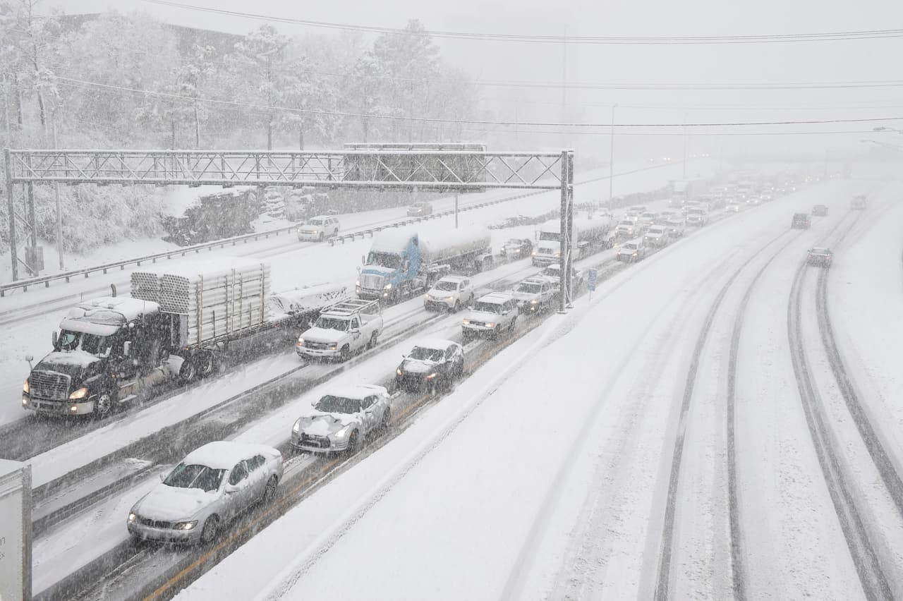 Nieve provoca tráfico vehicular en la carretera interestatal 40, la mañana del viernes 22 de enero del 2016 en Nashville, Tenn.