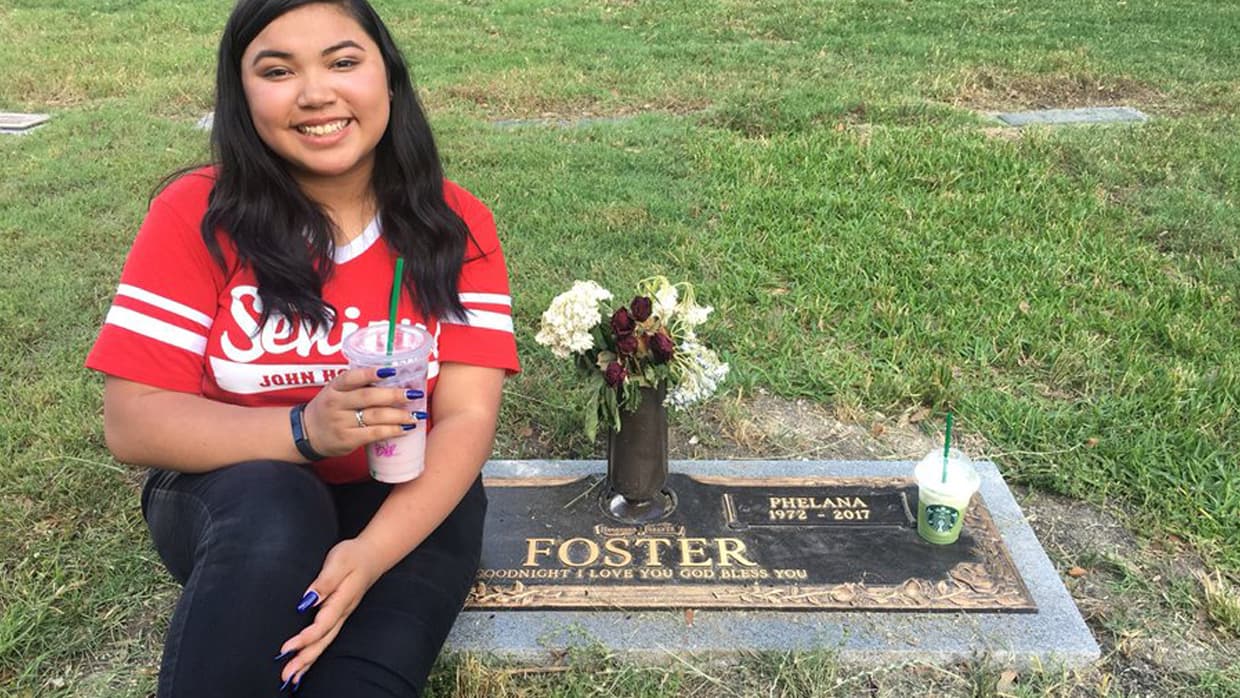 Así que este el miércoles tomó la última foto en la tumba de su madre. El sábado el mensaje tenía más de 123,000 retweets y casi 600,000 likes en Twitter. También recibió más de 2,500 respuestas, muchos de los cuales compartieron historias similares de seres queridos que ya pasaron.