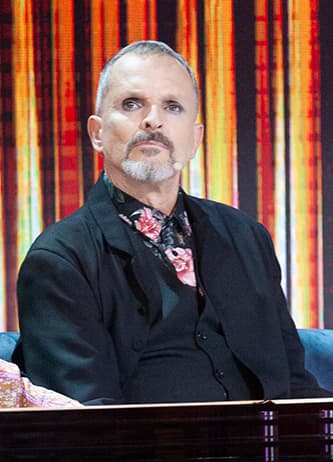 La camisa floreada de Morris & Co para H&M y el chaleco de la firma GUCCI complementaron el look.