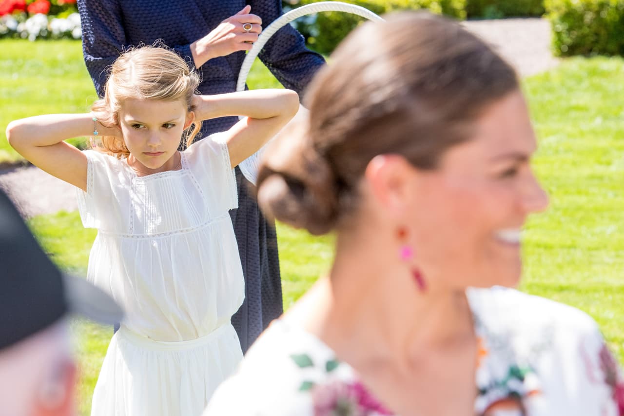 La pequeña fue llevada al hospital para una radiografía y fue enyesada, confirmó la Corte Real de Suecia al medio de noticias sueco Aftonbladet.
<br>