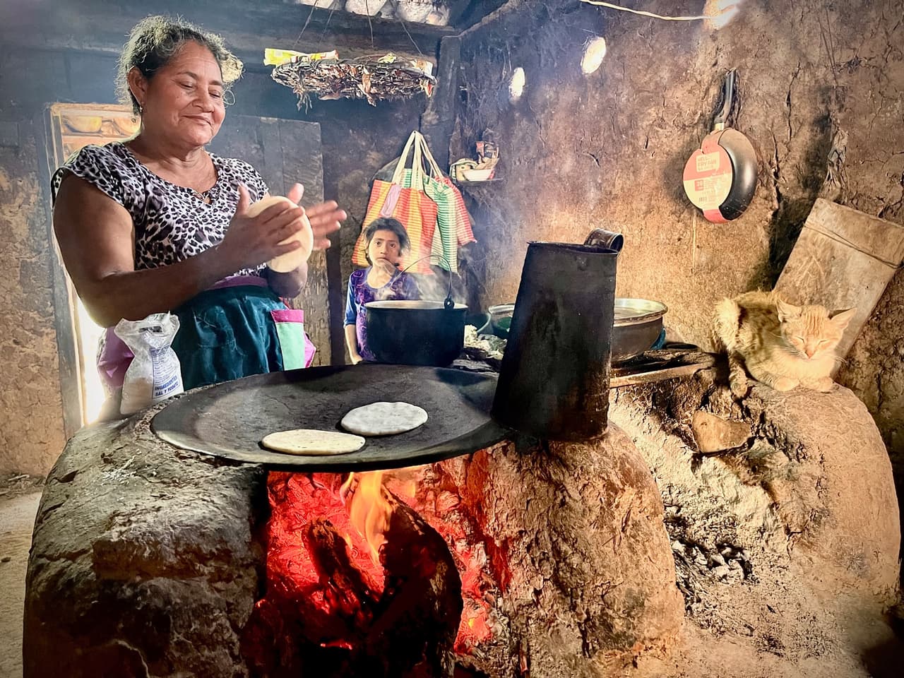Doña Cristina prepara unas tortillas de maíz en su casa ubicada en el corredor seco de Guatemala.