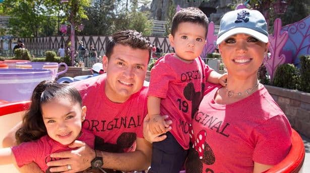 Hoy por hoy, a sus 43 años, el clarinetista de El Recodo es todo un padre de familia, pero su rostro es casi el mismo del chico que subió por vez primera a un escenario en 2001.