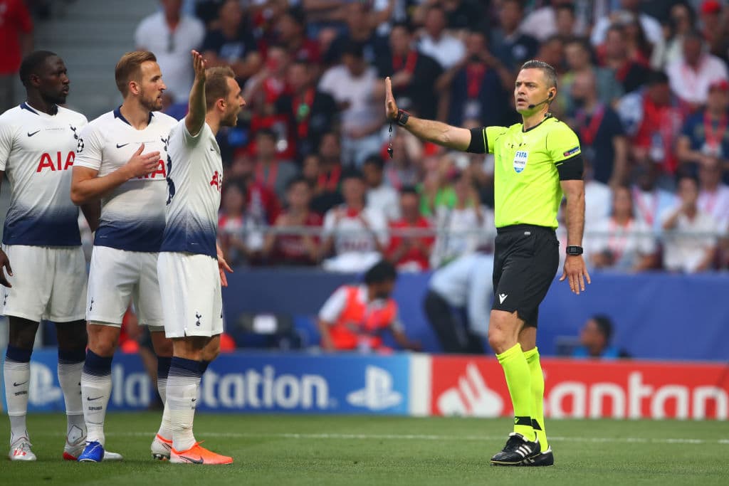 Los jugadores de los 'Spurs' reclamaron al juez central, pero no hubo vuelta atrás a la decisión.