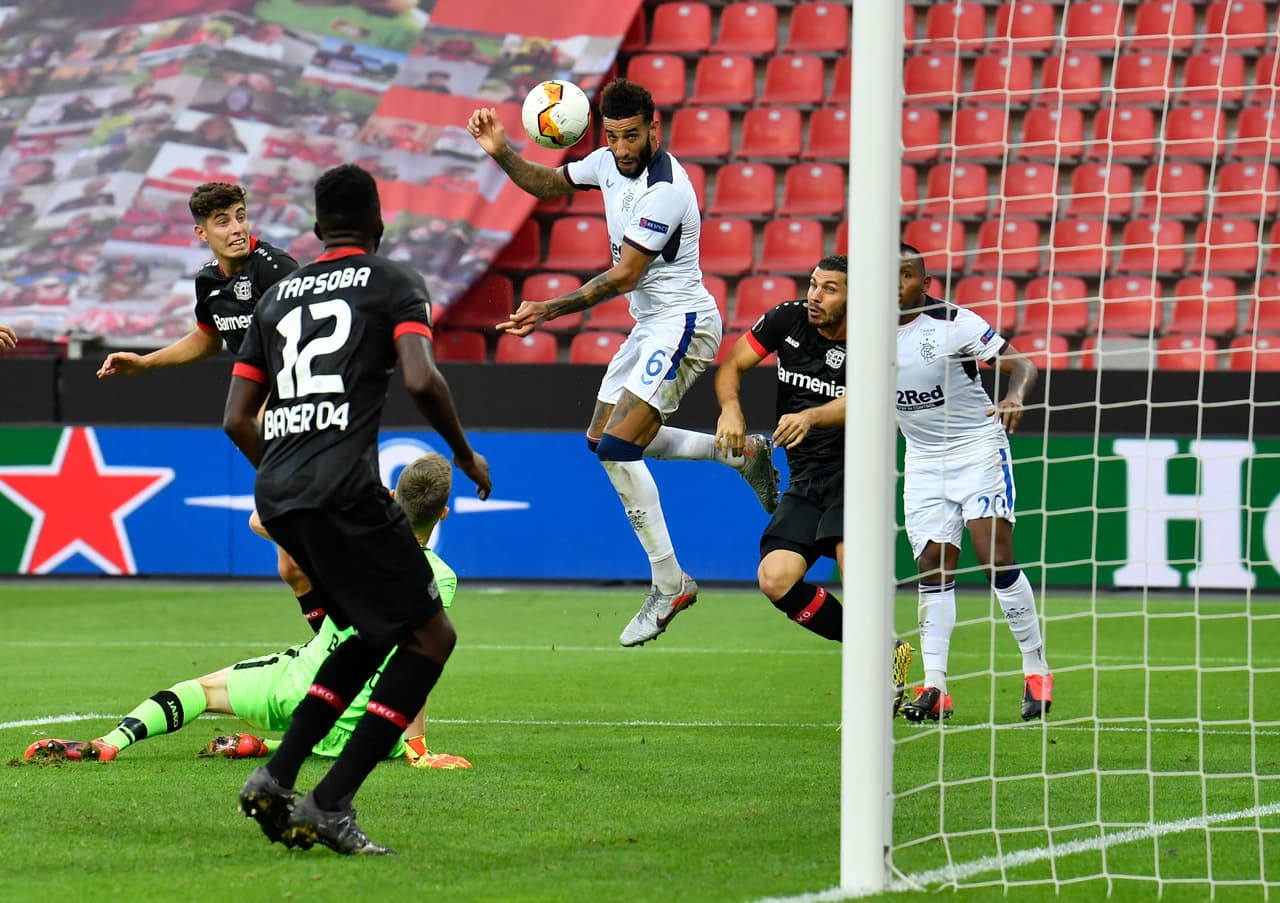 Hacia los 70’ de juego, los pupilos de Steven Gerrard estuvieron cerca de emparejar el marcador, pero la zaga sacó el balón de la línea de meta.