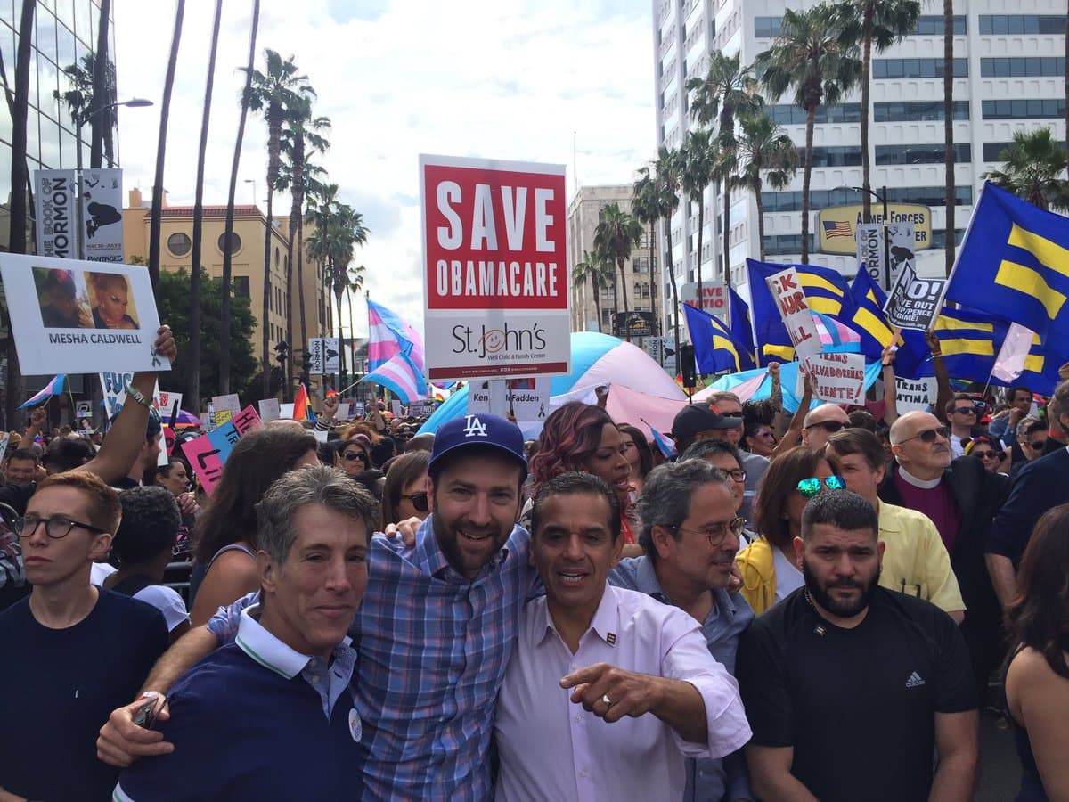 El senador estatal Ben Allen y el exalcalde Antonio Villaraigosa.