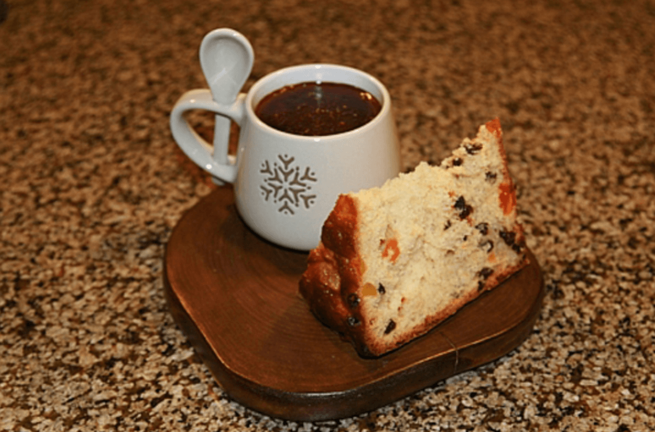 <b>Cola de mono</b>
<br>
<br>Esta bebida es un cóctel preparado con aguardiente, café, leche, canela, cáscara de naranja, clavo de olor y azúcar. Además, esta es una de las bebidas navideñas características en Chile.