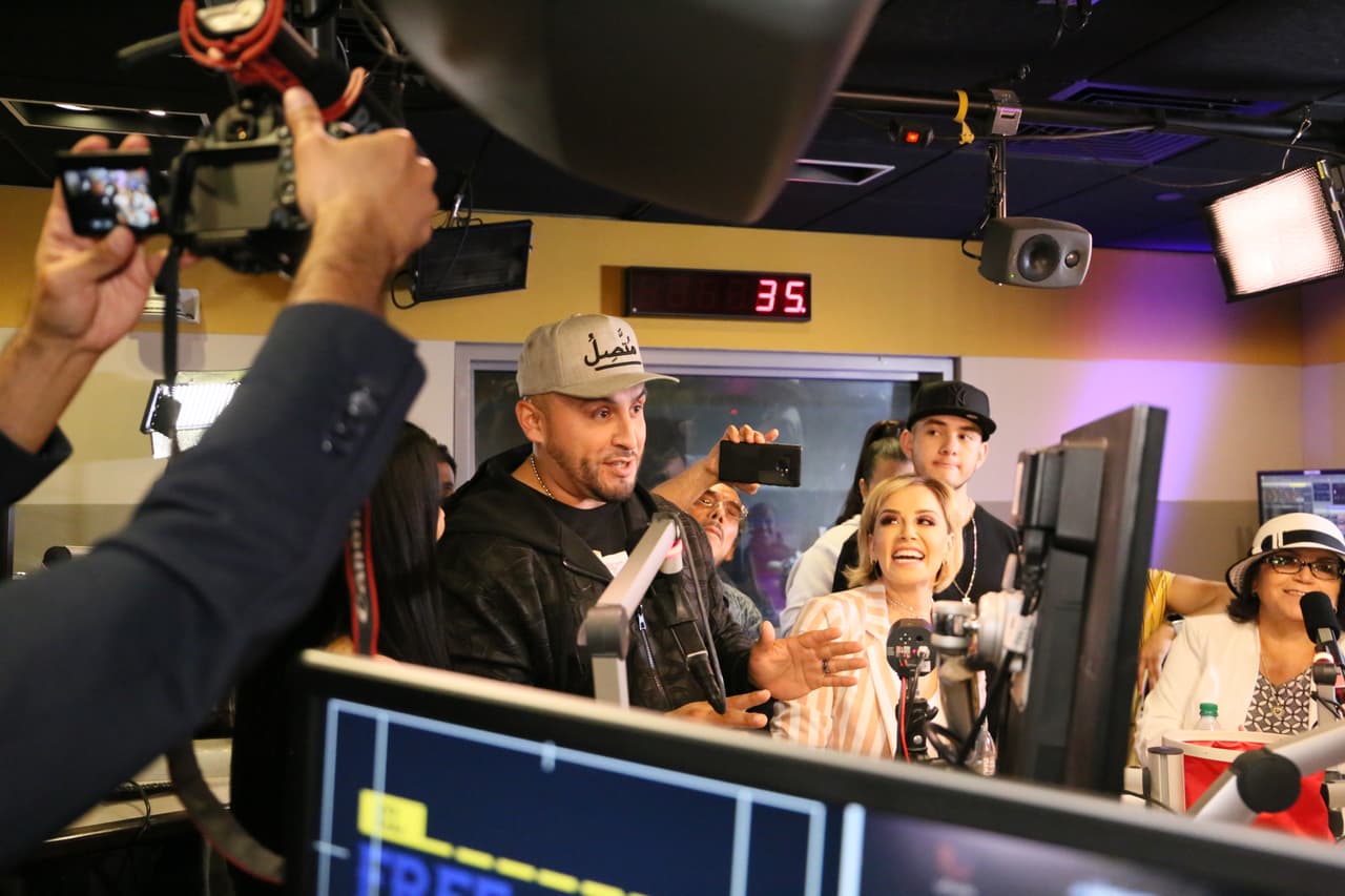 <b>Juan</b> también explicó el porqué de la
<b><a href="https://www.univision.com/radio/el-bueno-la-mala-y-el-feo/por-que-8-41-los-numeros-que-tienen-un-significado-muy-importante-en-la-vida-y-muerte-de-jenni-rivera-video" target="_blank">titulación del disco 8:41</a></b>, ya que esos números ha sido importantes para Jenni.