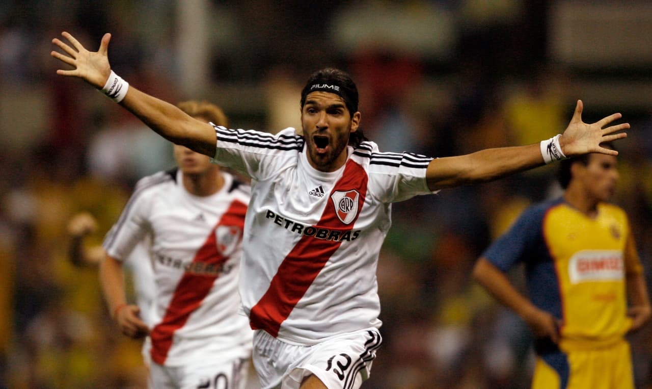 Sebastián Abréu: en la fase de grupos de la Copa Libertadores 2008 el delantero uruguayo se reportó con una anotación en la derrota de River Plate por 4-3 a manos de América.