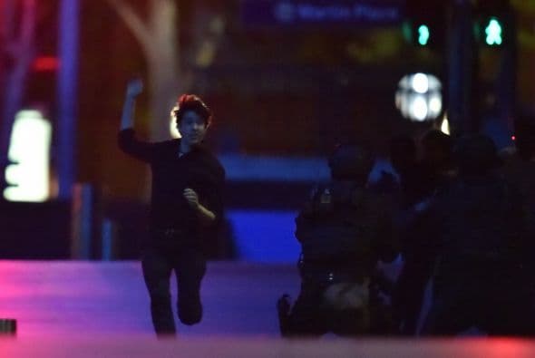 La policía se abalanzó sobre el negocio poco después de que se observó que cinco o seis rehenes salieron corriendo.