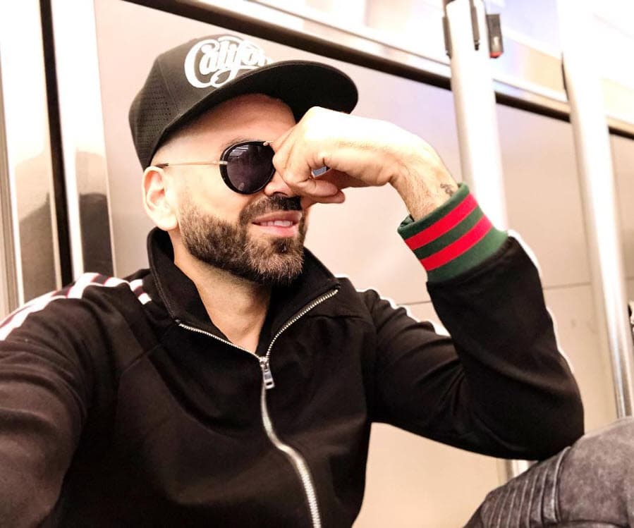 A los 14 años comenzó a ser peluquero. A los 16 ya era estilista y bailarín del grupo español Fangoria, fue así como entró de lleno al mundo de la farándula en Madrid.