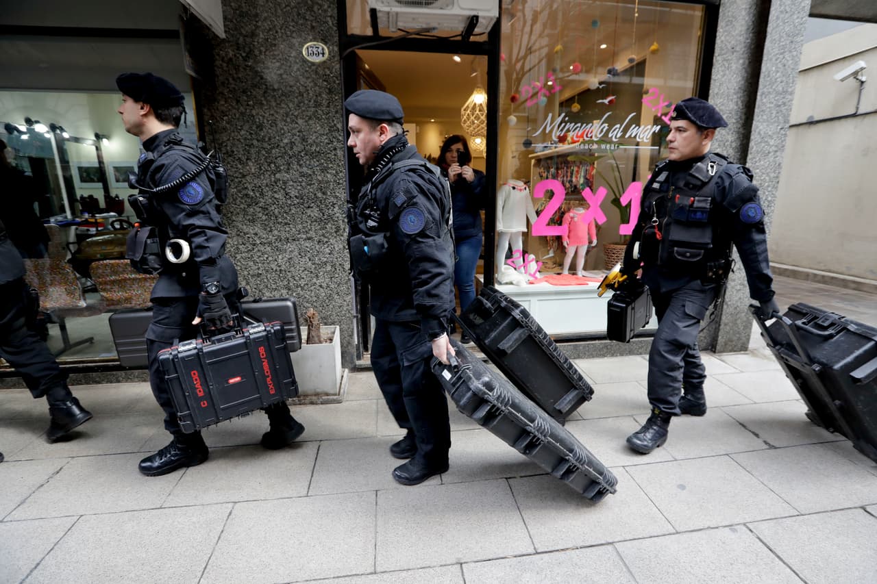 La policía allana dos residencias de la expresidenta Cristina Fernández en medio de la investigación por corrupción