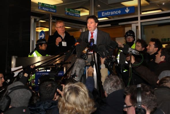 El abogado de Assange, Mark Stephens, fue asediado por los medios después de fallo. Dijo que 'la tranquilidad de mi cliente tras la libertad bajo fianza que le fue concedida se esfumó. Considero lamentable que los suecos no acaten la decisión del juez'.