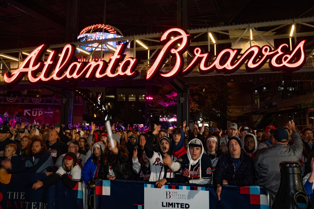 Cientos de aficionados se congregaron en The Battery en Atlanta la noche de este domingo para ver juntos el quinto juego de la Serie Mundial.
