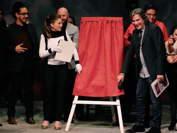 Los egresados de la 'Escuela Mundial' hicieron la develación de la placa por las 900 representaciones de la obra 
<i>Made in México</i>, donde Gaby actuaba.