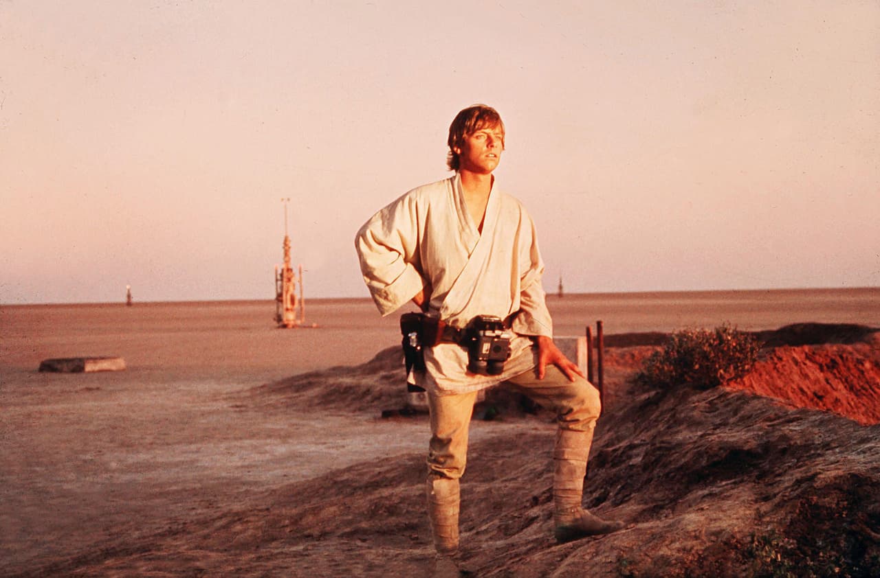 Lucas quería hacer
<a href="http://www.biography.com/news/george-lucas-star-wars-facts"> una historia sobre aventuras espaciales como las que le encantaban leer cuando era niño, tipo Flash Gordon</a>. Junto a su compañero Gary Kurtz, trabajaron una historia que tardó años en materializarse y financiarse, ya que acudieron a varios estudios. Fue finalmente 20th Century Fox quienes les dieron cerca de 8 millones para la filmación.