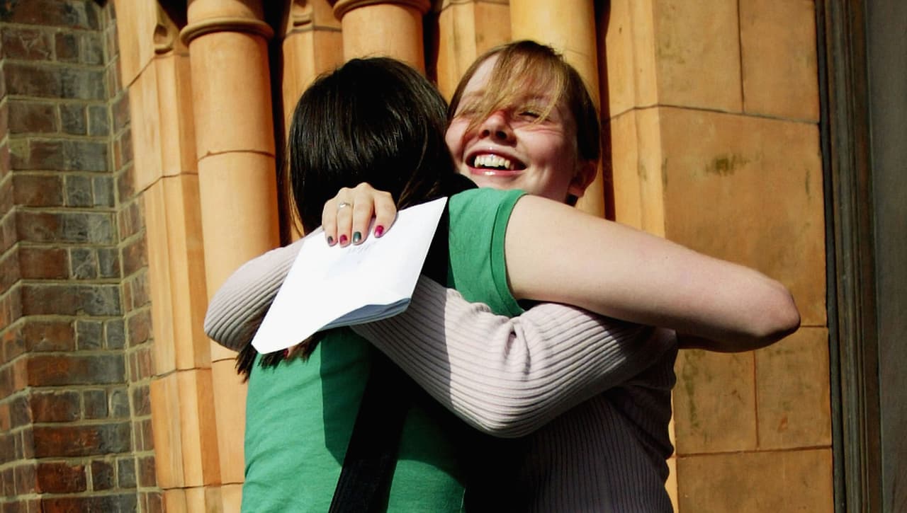 <b>Cuidar que todos los campos requeridos estén rellenados, colocar la fecha y firmar el formulario es necesario para completar la solicitud.</b> Si el alumno es dependiente sus padres también deberán firmar el documento. Si lo completan de forma digital tendrán que usar sus propias FSA ID.