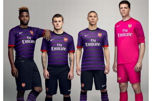 También el equipo de Arsène Wenger se unió a la moda de principio de la década con el color morado.