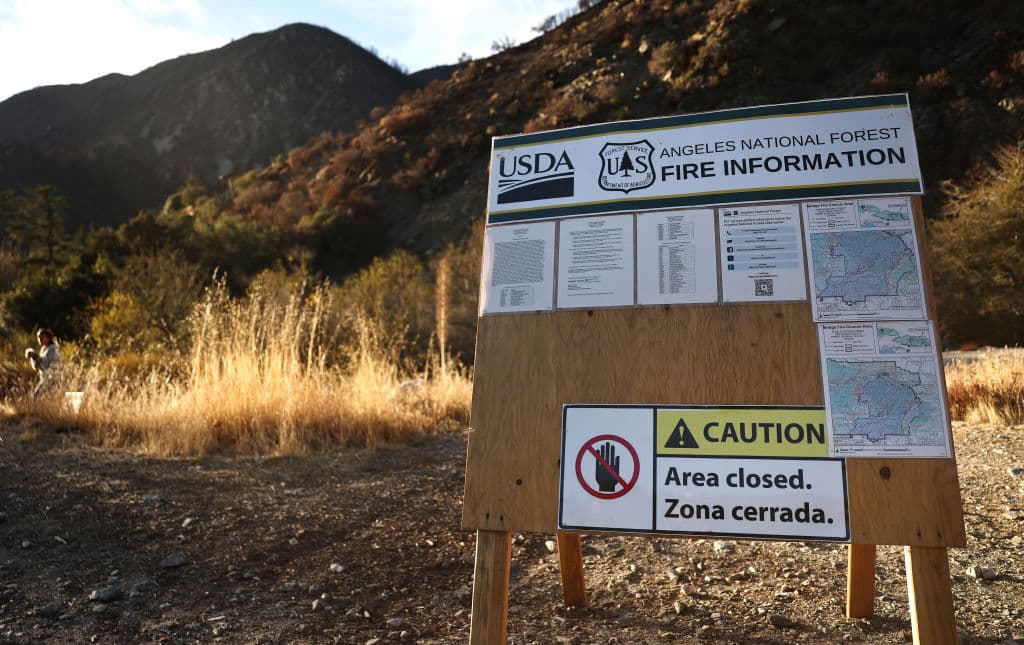 En la advertencia oficial, se establece que el cierre de estas áreas en Mount Baldy responde a "la seguridad del público y para agilizar la recuperación de los recursos naturales afectados por
<b><a href="https://www.univision.com/local/los-angeles-kmex/evacuaciones-y-cierres-de-carreteras-por-incendio-bridge-en-san-gabriel-video" target="_blank">el incendio forestal</a></b>".