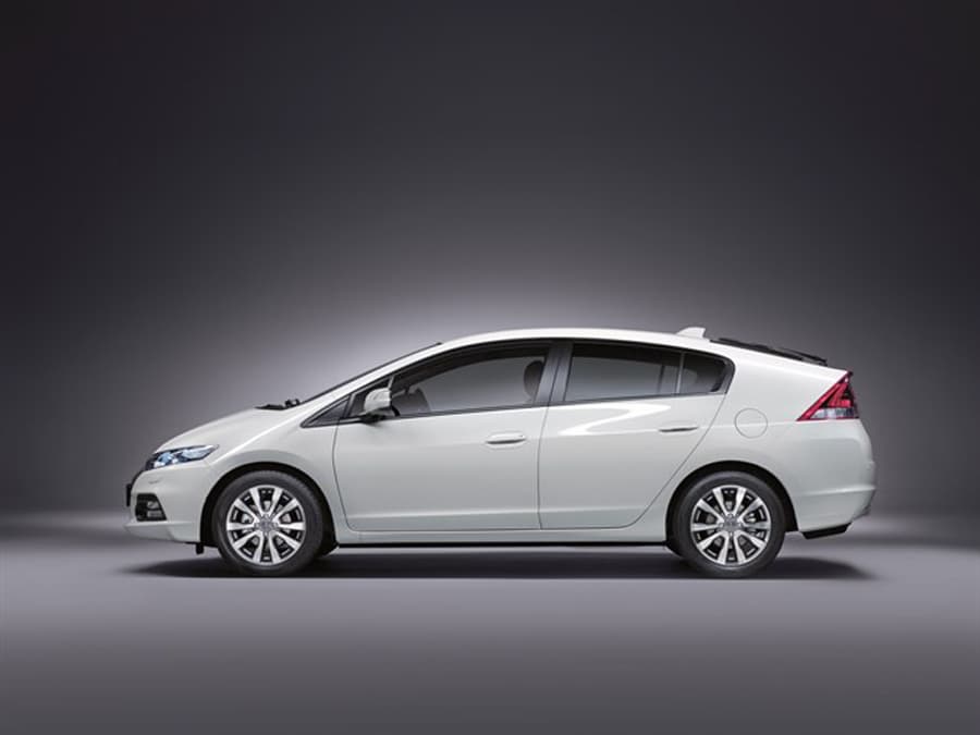 9. Honda Insight: El híbrido dedicado de Honda fue destruido por el Toyota Prius desde la llegada de su segunda generación en 2008 a pesar de haber sido recibido con entusiasmo por la crítica. El Insight fue descontinuado oficialmente por Honda a final de 2014 pero aún mantiene presencia en la página web de Honda en los Estados Unidos. Honda vendió 9 unidades del Insighten abril para una caída del 95.1% en términos interanuales.