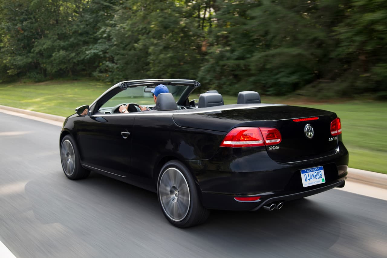16. Volkswagen Eos: El convertible de techo duro retraible basado en la mecánica de la generación anterior del VW Golf, fue descontinuado para 2016. Volkswagen puso a la disposición del público de los Estados Unidos 1,300 unidades las cuales se vendieron muy rápidamente. Las 39 unidades vendidas el pasado abril son testamento de los rápido que se han vendido los últimos ejemplares. La caída respecto al año pasado fue del 84.5%