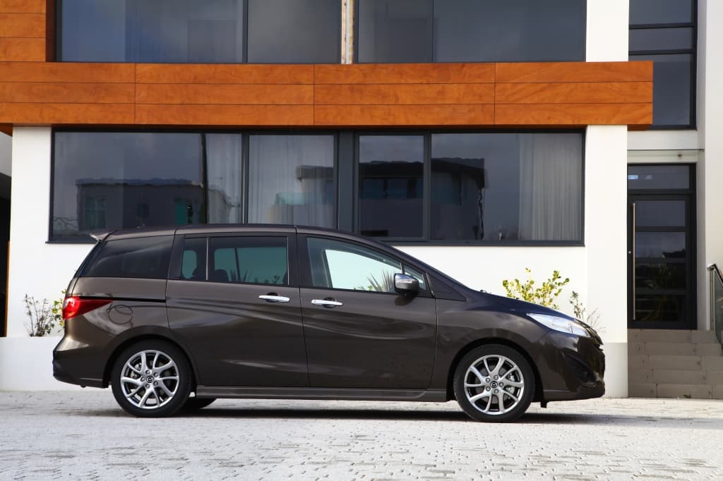 14. Mazda Mazda5: Retirada del mercado en el año 2016, el pasado abril se vendieron 54 unidades de la microvan Mazda5. Con espacio para 6 pasajeros, la Mazda5 fue diseñada inicialmente como un vehículo familiar pero luego fue muy utilizada como transporte de carga tomando provecho de su amplio espacio interior.