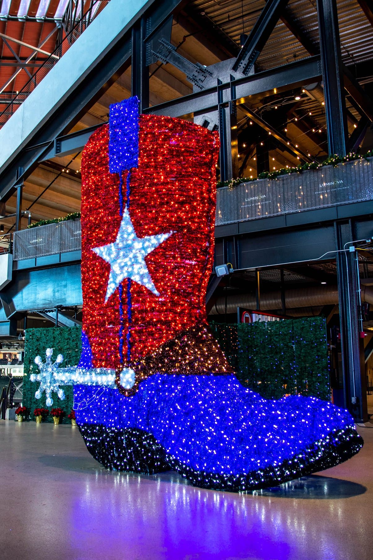 Dentro del estadio también hay esculturas de luces en forma de una bota, un muñeco de nieve y hasta un tren.