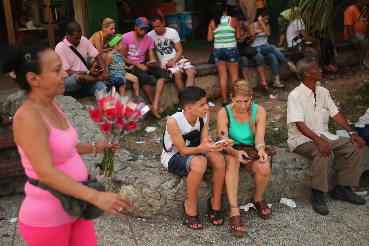 Además de los lugares donde ETECSA distribuye la señal a los que adquieran las tarjetas prepagadas, es posible conectarse en algunos hoteles, pero el servicio es aún más caro. Un grupo de habitantes de La Habana se encuentra en La Rampa, uno de los 29 puntos con conexión WiFi de la ciudad.