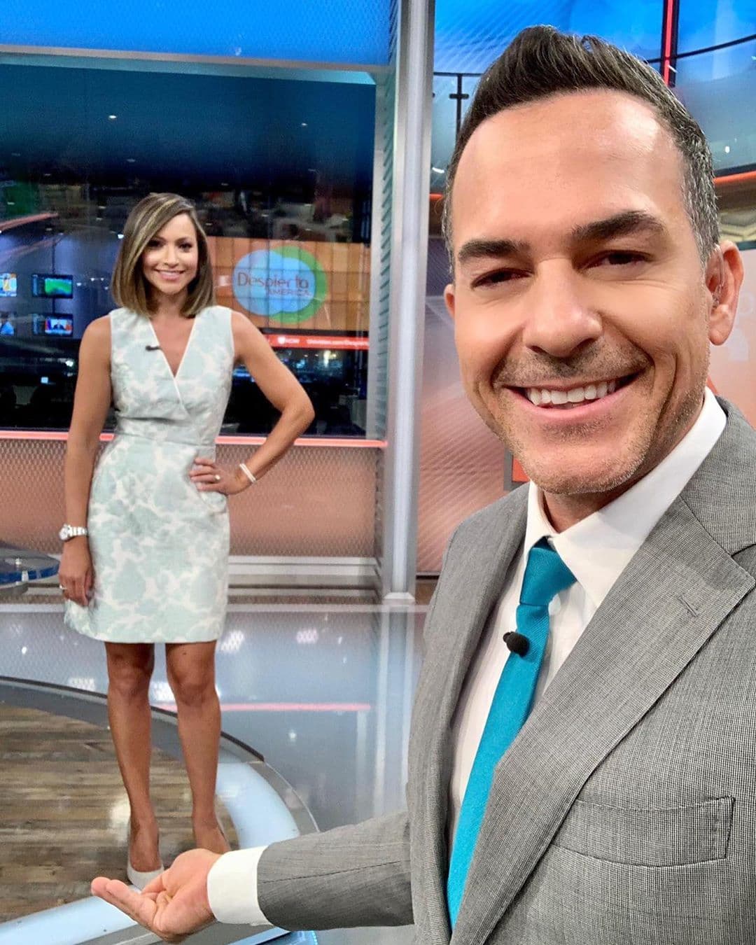 Y junto a Satcha (a quien no cargó para esta fotografía, aunque parezca lo contrario), disfrutó de nuestra casita, pero sus bromas no podían faltar.