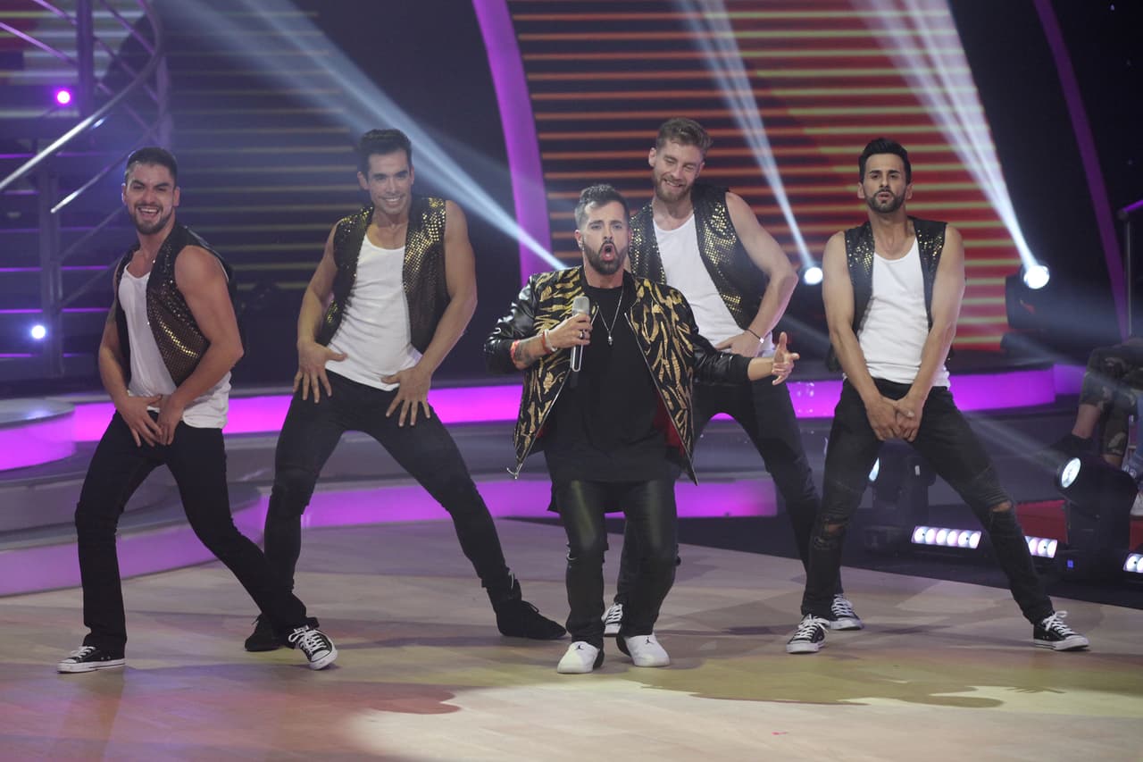 Greeicy cuenta que se conocieron cuando una amiga en común los presentó en un bar: "ni hablamos ni nada, pero yo me quedé con él todo el tiempo en la cabeza. Solo compartimos un comentario sobre la estatura y nada más. Al despedirnos, le planté un beso en la mejilla cerca de los labios, para que él lo sintiera", admitió.