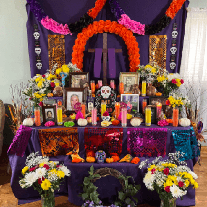 "La tradición me mi mamá que falleció hace 3 años nos dejó. Mi mamá, hermano y yo desde muy chicos visitábamos los panteones en México y crecimos con esta linda tradición. Ahora cada año mi hermano y yo hacemos este altar en honor a nuestros seres queridos, pero sobre todo a nuestra mamá".