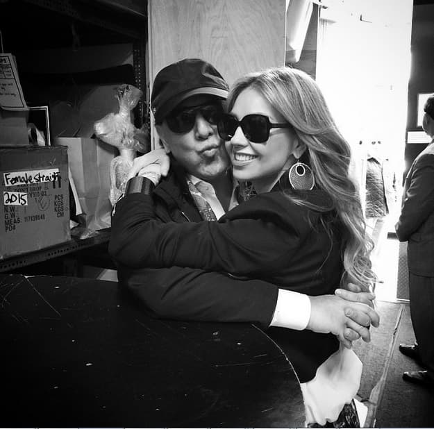 Y bueno, Tommy no podría estar más feliz: tiene a su lado a una mujer preciosa por dentro y por fuera.