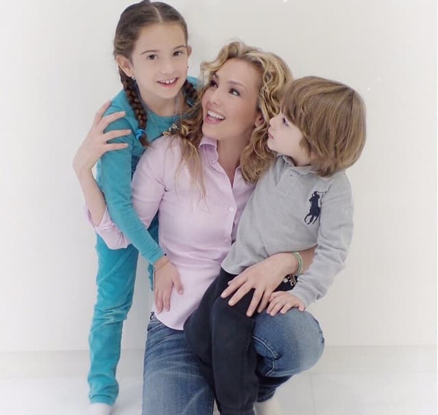 Thalía es talentosa, muy profesional pero también es mamá y por lo visto una muy amorosa y juguetona con sus pequeños Matthew y Sabrina.
