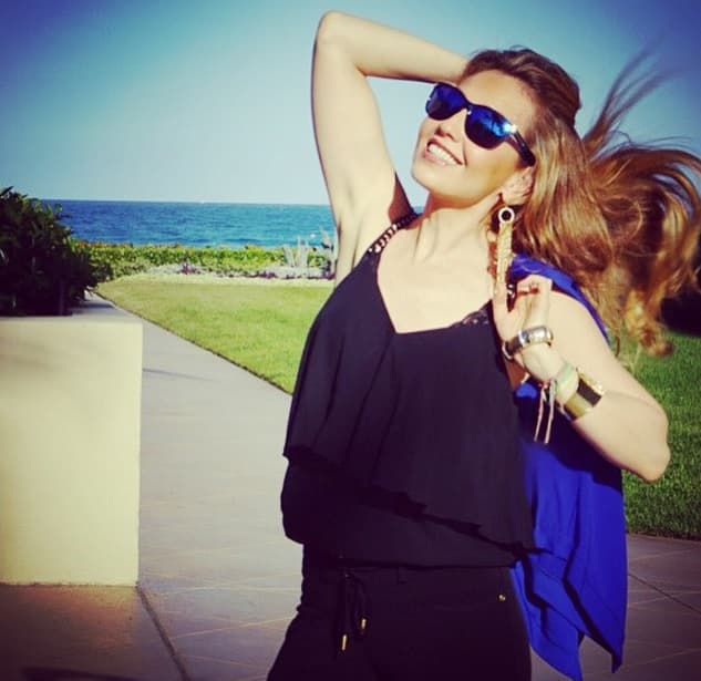 Eso sí, no deja su faceta sexy a un lado, al contrario.