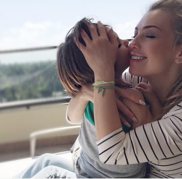 Es muy amorosa con sus hijos y los cuida demasiado.