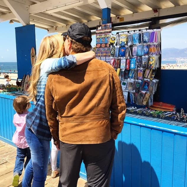 A pesar de que es una estrella, trata de equilibrar su vida y hace cosas súper divertidas y muy normales.