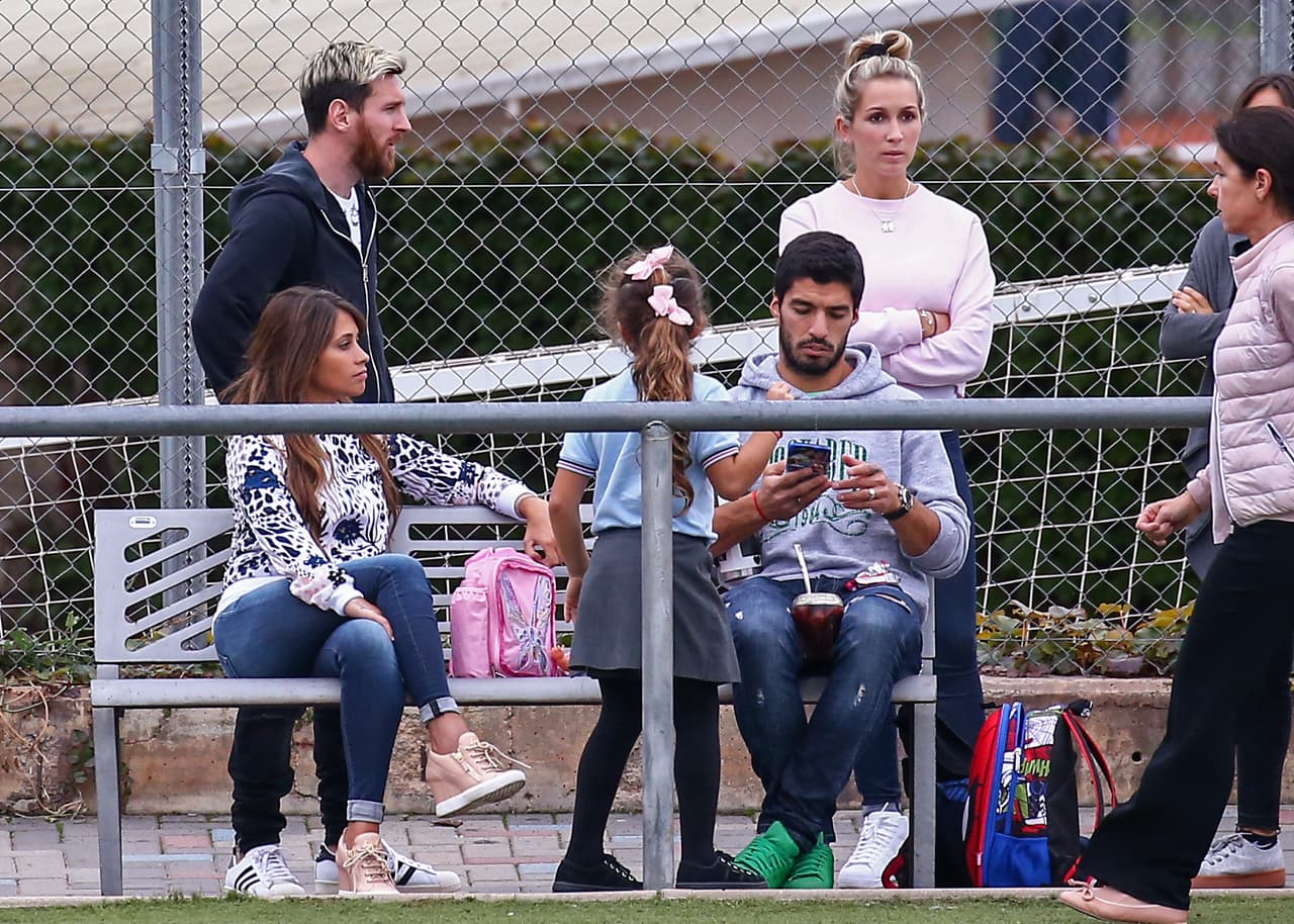 Messi y Suárez con sus parejas.