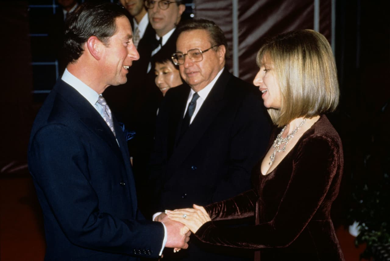 Pero el hijo mayor de la reina Isabel aprovechó para recordar que
<b><a href="https://www.dailymail.co.uk/femail/article-9754245/Prince-William-reveals-songs-13-favourites.html" target="_blank">quedó cautivado por su talento "deslumbrante"</a></b> al momento de conocerla cuando él tenía 26 años y era uno de los solteros más codiciados del mundo. Streisand es solo 6 años mayor.
<br>