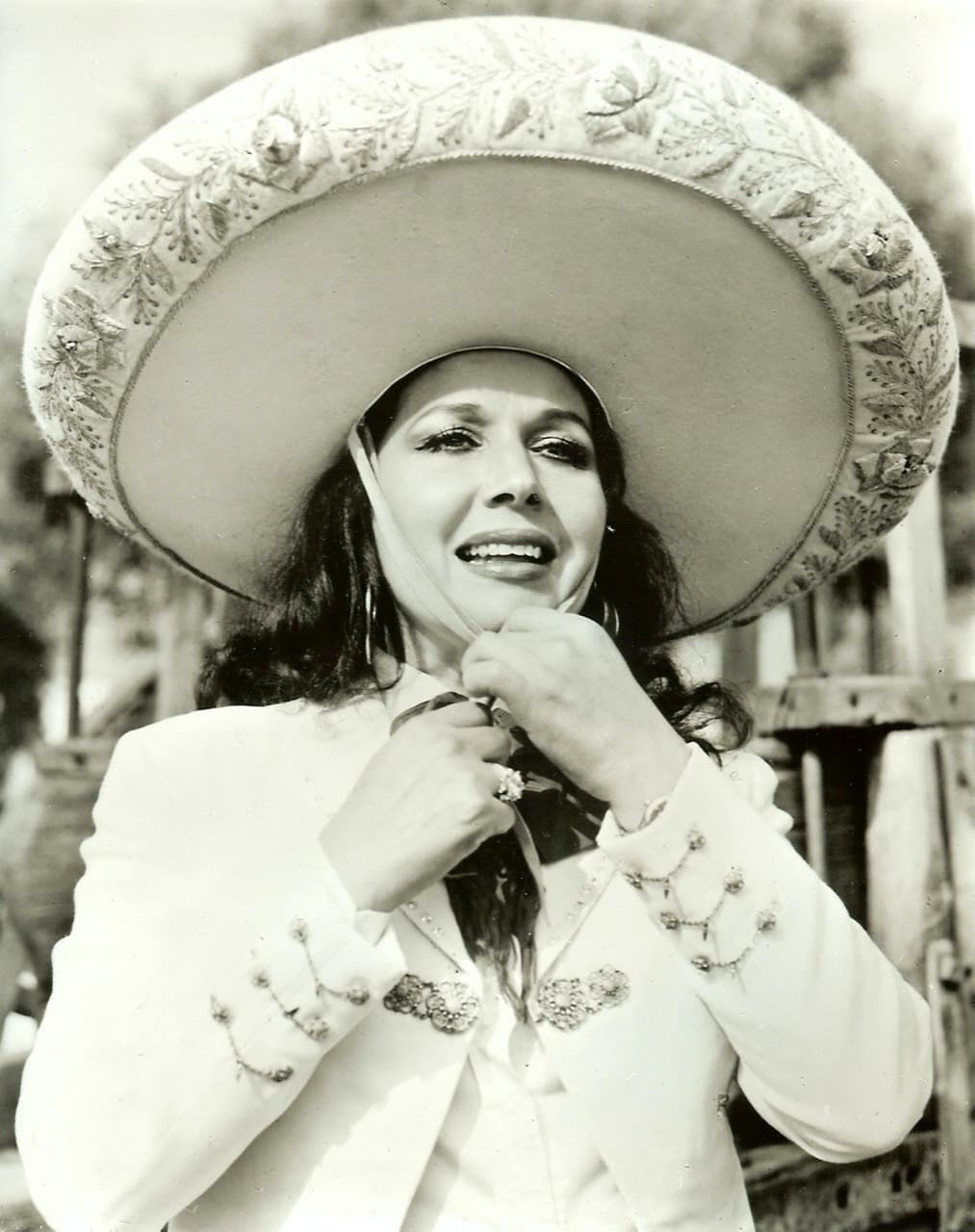 <b>Flor Silvestre</b>
<br>
<a href="https://www.univision.com/famosos/angela-aguilar-heredo-de-su-abuela-el-secreto-de-su-gran-voz">La abuelita de Ángela Aguilar</a> se caracterizó por su estilo sumamente mexicano. Hasta sus apodos fueron el 'Alma de la canción Ranchera' y la 'Reina de la canción Mexicana', gracias a su trayectoria artística en el cine y la música regional.