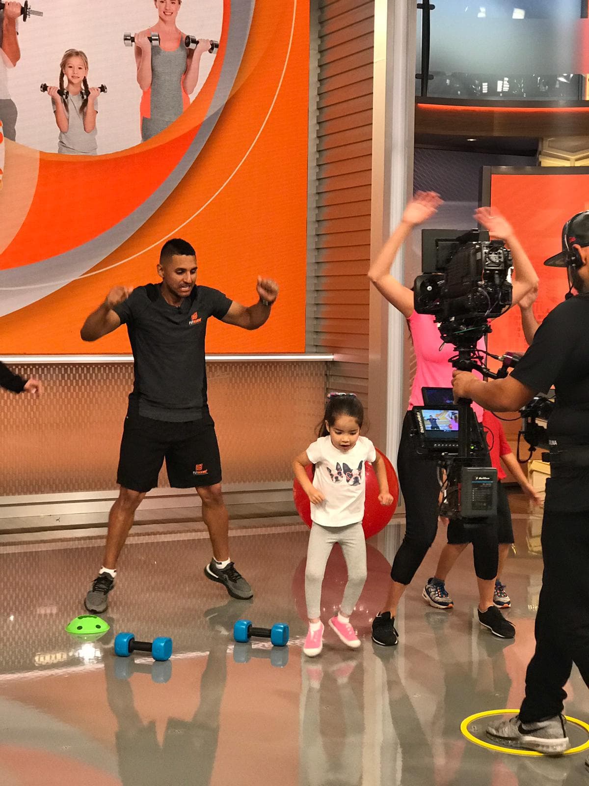 El preparador físico, César Murillo fue el encargado de coordinar la sesión de ejercicio en la que además de la pequeña Giulietta y Ana Patricia, estuvieron otros dos padres de familia con sus hijos.