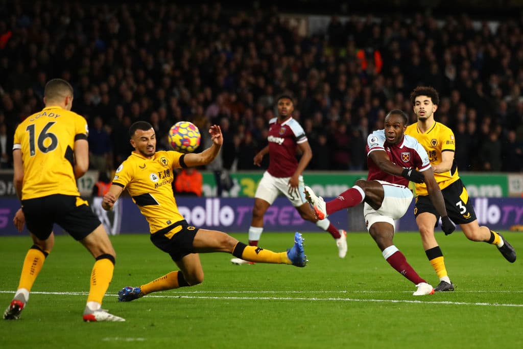 El lobo mexicano volvió a tener gol con los Wolves y los locales vencen 1-0 al West Ham United.