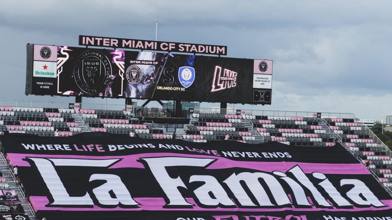 <h2 class="cms-H2-H2">El estadio donde juega Messi </h2>
<br>Un lugar que no dejarás de perderte es el
<b> Chase Stadium, antes DRV PNK Stadium de Fort Lauderdale, </b>donde el astro argentino juega para el Inter Miami.
<br>
<br>
<b><a href="https://goo.gl/maps/u26YV5Rb1PdK1BFg7" target="_blank">Chase Stadium </a></b>
<a href="https://goo.gl/maps/u26YV5Rb1PdK1BFg7" target="_blank">1350 NW 55th St, Fort Lauderdale.</a>
<br>