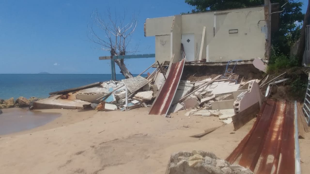 “La pregunta que tenemos que hacernos, ¿vamos a proteger edificios y estructuras o vamos a proteger la playa?", dijo Ruperto Chaparro director del programa Sea Grant de la Universidad de Puerto Rico en Mayagüez.