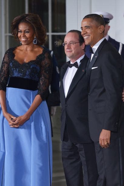 En esta imagen vemos la elegancia de Michelle, Barack y su invitado Francois Hollande.