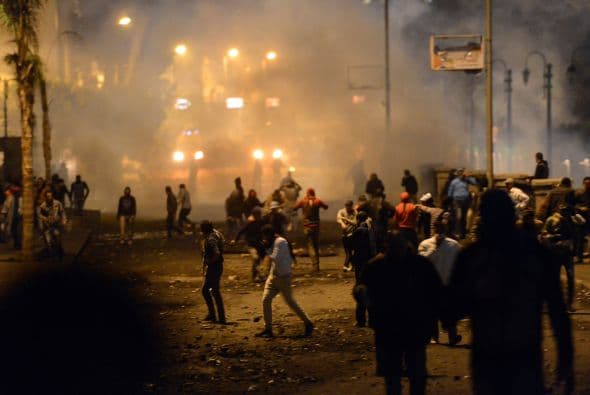 Cientos de manifestantes han tomado las calles en Suez, otro de los focos del conflicto, para protestar contra la declaración del estado de emergencia en la ciudad.