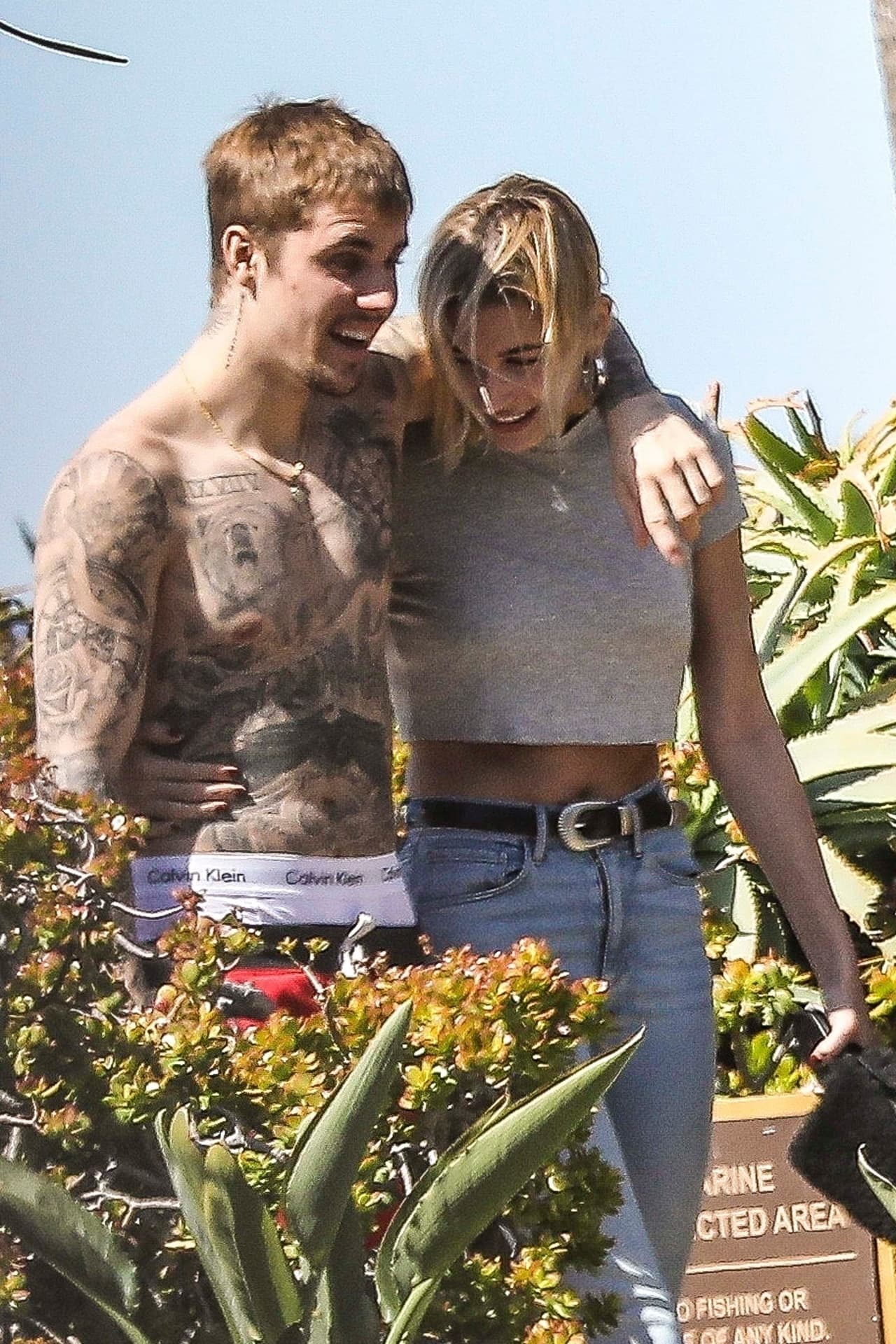 El portal 
<b><a href="https://theblast.com/c/justin-bieber-hailey-south-carolina-wedding-venue" target="_blank">The Blast</a></b> también reportó que la pareja fue vista en esa área, por lo que algunos de sus fans sugieren que lo hicieron para 
<b><a href="https://www.univision.com/entretenimiento/justin-bieber-llevo-a-pasear-a-hailey-baldwin-a-bordo-de-su-nuevo-lambo-fotos" target="_blank">visitar algunos sitios</a></b> que pudieran ser sede de su ceremonia.