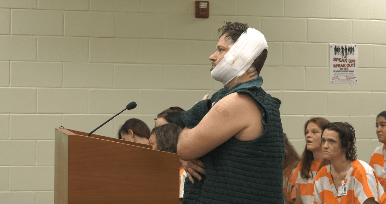 Howard, quien ha tenido 
<b><a href="https://www.univision.com/noticias/estados-unidos/largo-historial-arrestos-acusado-accidente-mato-ocho-trabajadores-mexicanos" target="_blank">antecedentes por problemas al conducir</a></b>, admitió que consumió 
<b><a href="https://www.univision.com/local/orlando-wven/bryan-maclean-admitio-fumar-marihuana-y-tomar-farmacos-antes-chocar-bus-florida" target="_blank">aceite de cannabis la noche anterior</a></b> y algunos medicamentos prescritos.